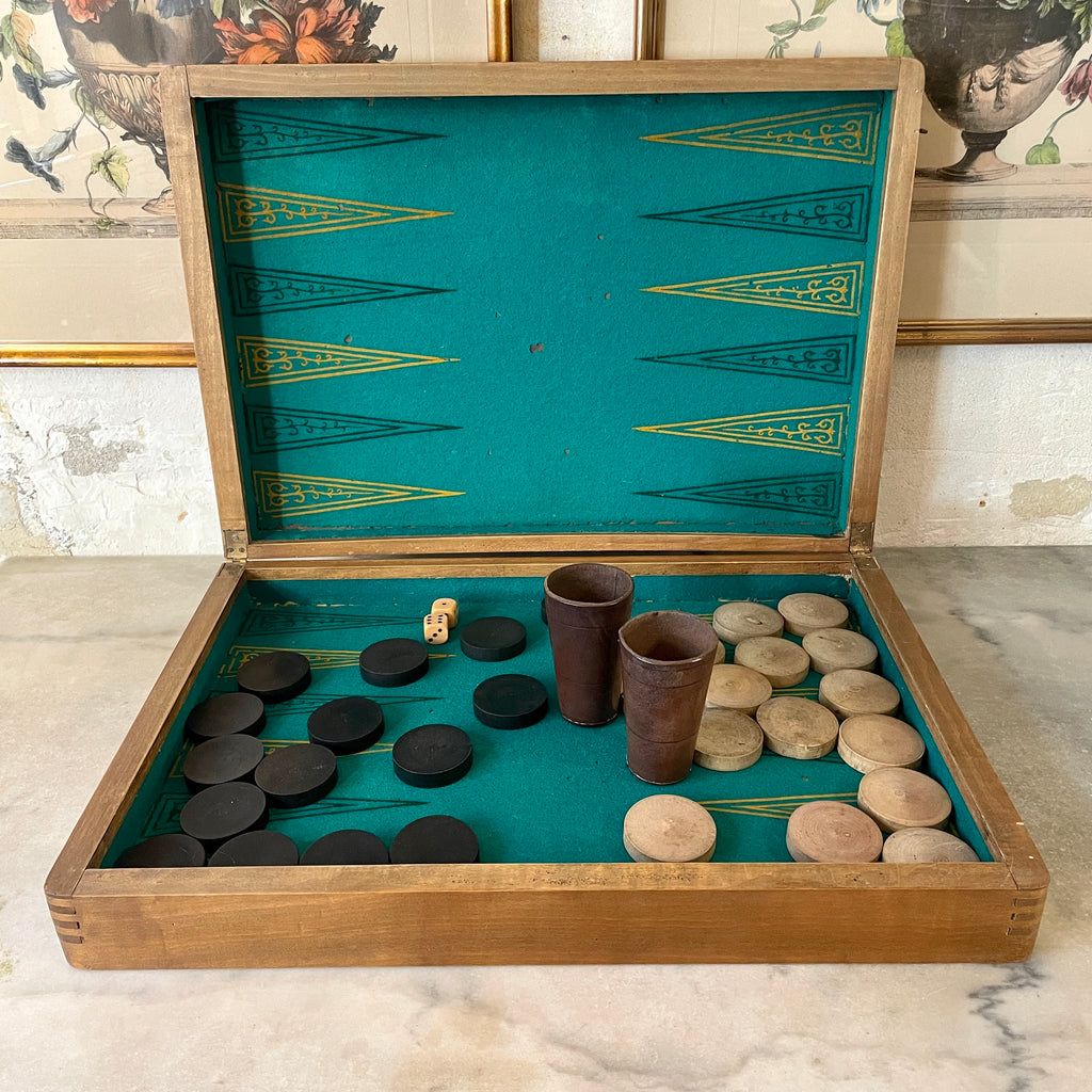 Boite et plateau du jeu de societe classique Backgammon.