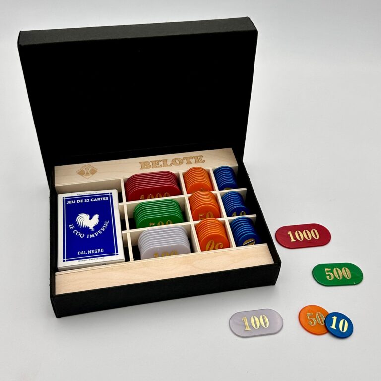 Boite traditionnelle du célèbre jeu de cartes la belote