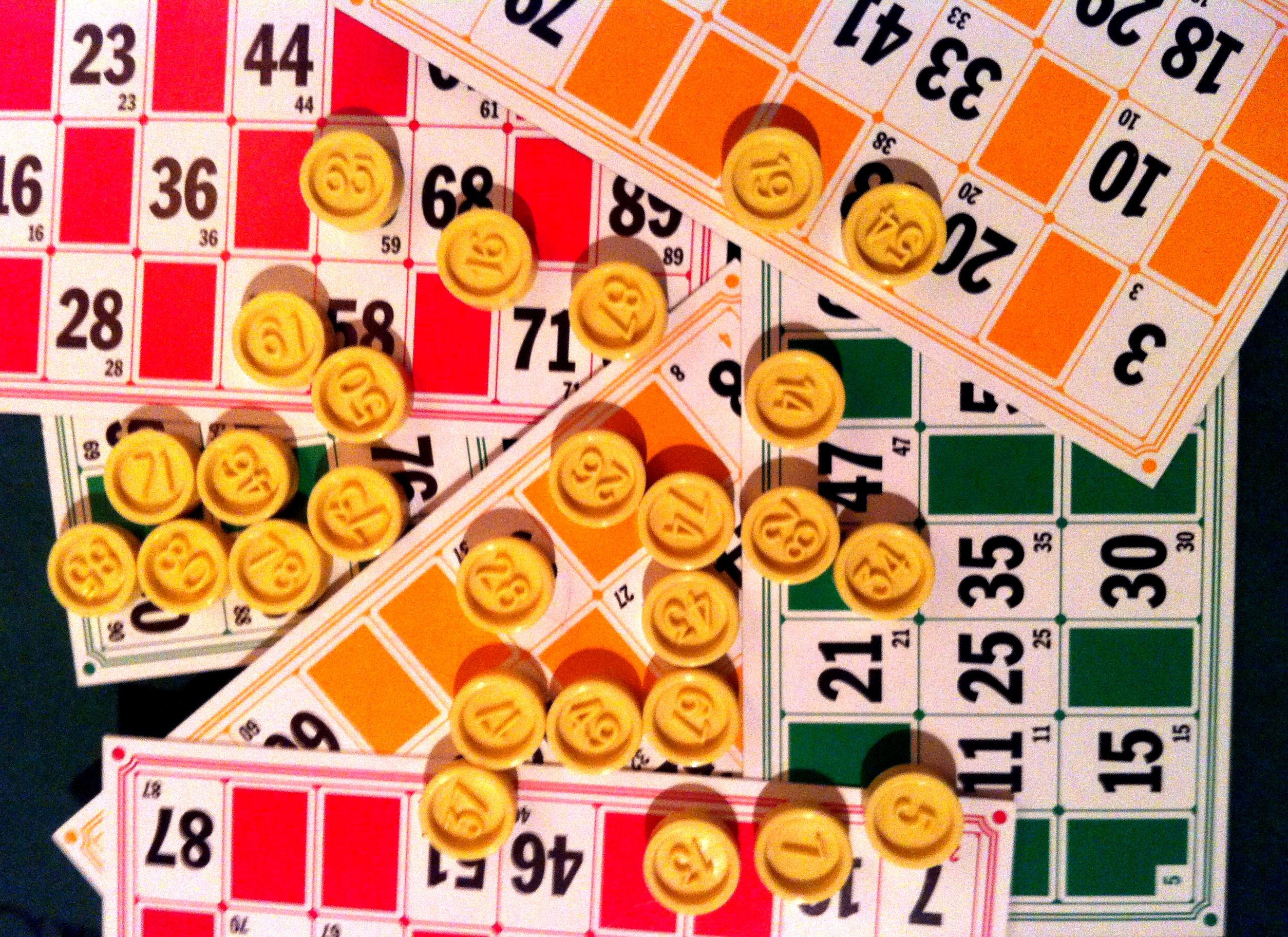 Detail des boules numerotees et jetons du jeu Bingo