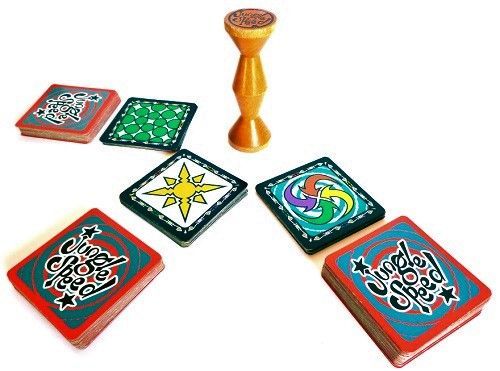 Gros plan sur les cartes aux symboles similaires.