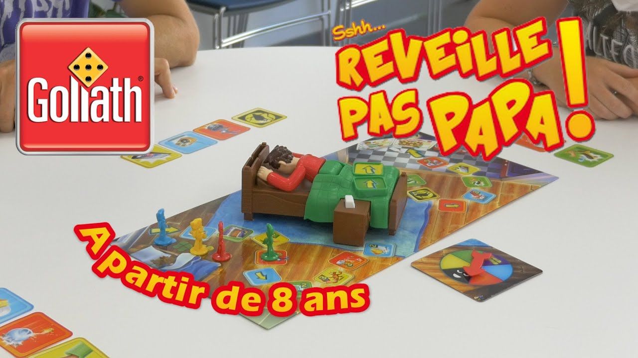 Détail du lit et des cartes Réveille pas Papa