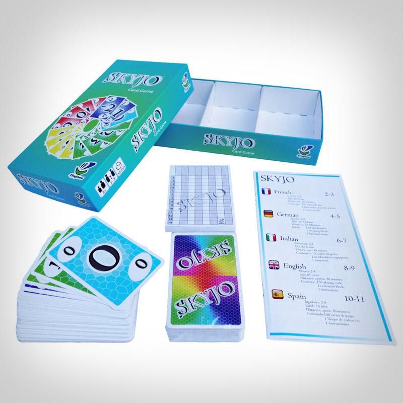 Gros plan sur les cartes colorées et numérotées de Skyjo.