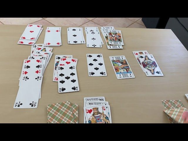 Détail des cartes alignées au centre pendant la crapette rapide.