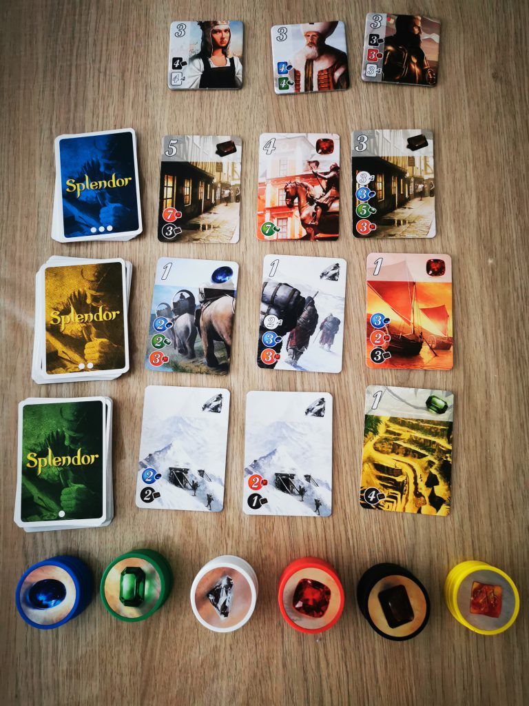 Détail des cartes développement et jetons gemmes de Splendor.