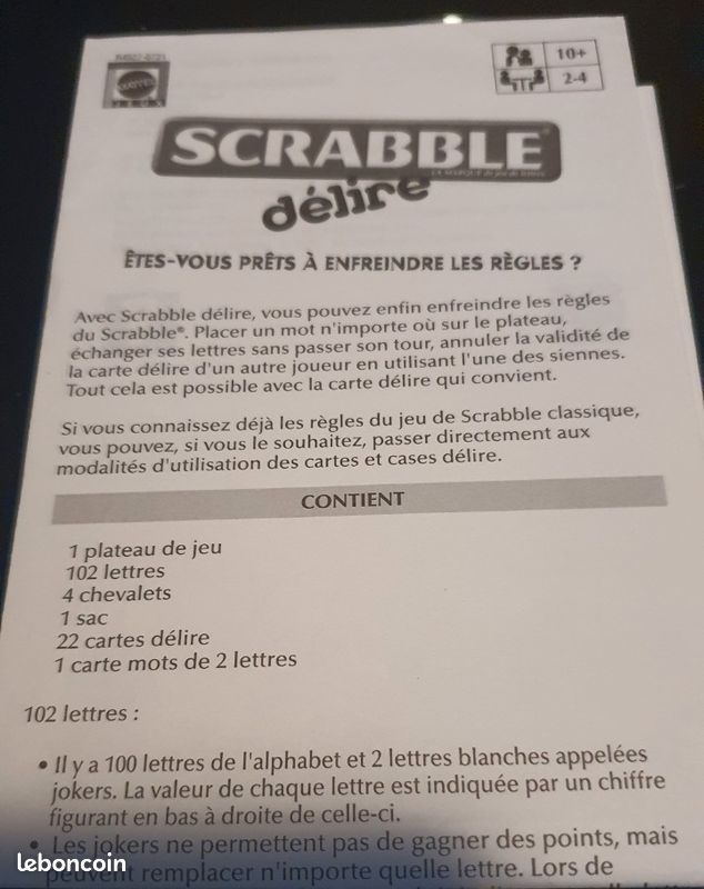 Détail des jetons lettres et cartes du Scrabble Délire.