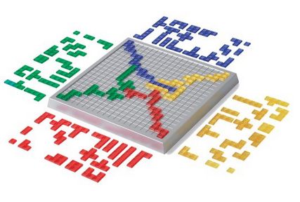 Detail des pieces geometriques de placement du jeu Blokus.