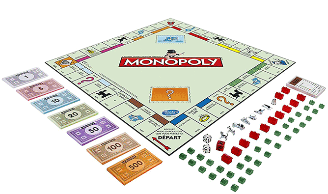 Gros plan sur les pions metalliques et cartes proprietes Monopoly.