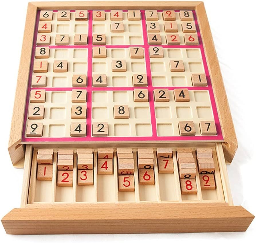 Gros plan sur les pions numérotés du jeu Sudoku.