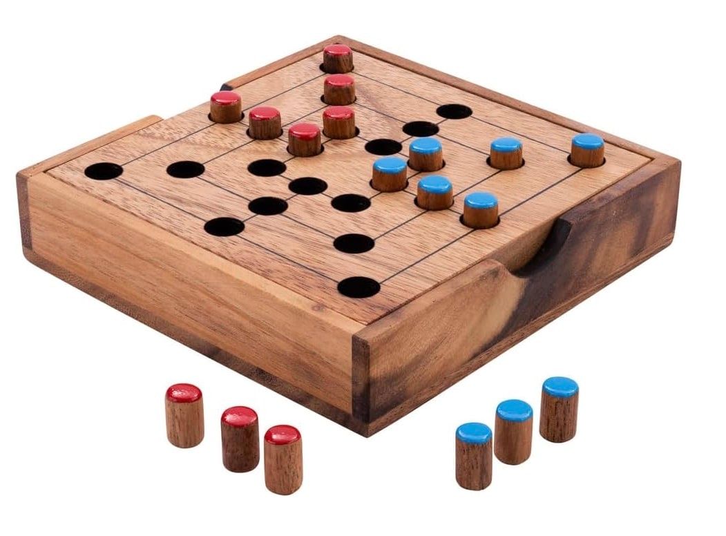 Détail de trois pions alignés pour former un moulin