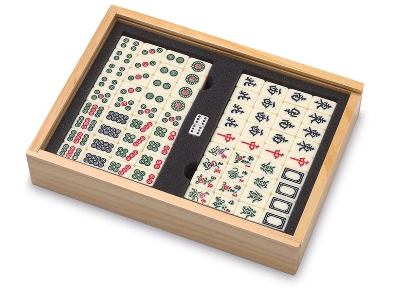 Gros plan sur les tuiles décorées du jeu de Mahjong.