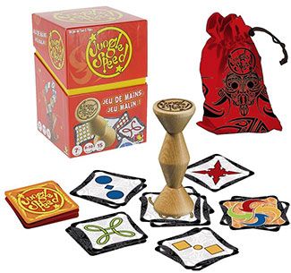 Vue générale du matériel de jeu avec totem et cartes.