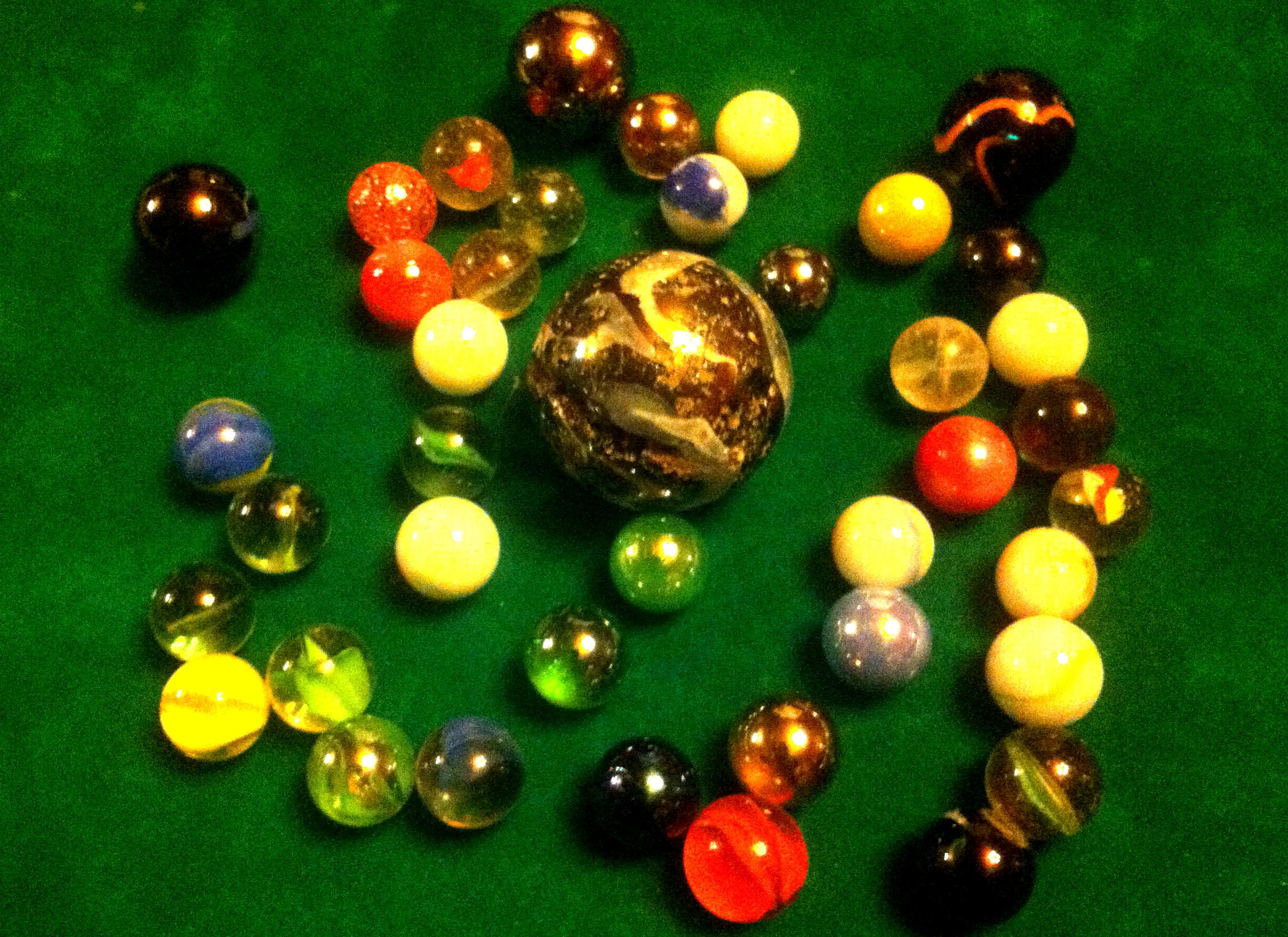 Vue générale du filet et des billes de jeu.