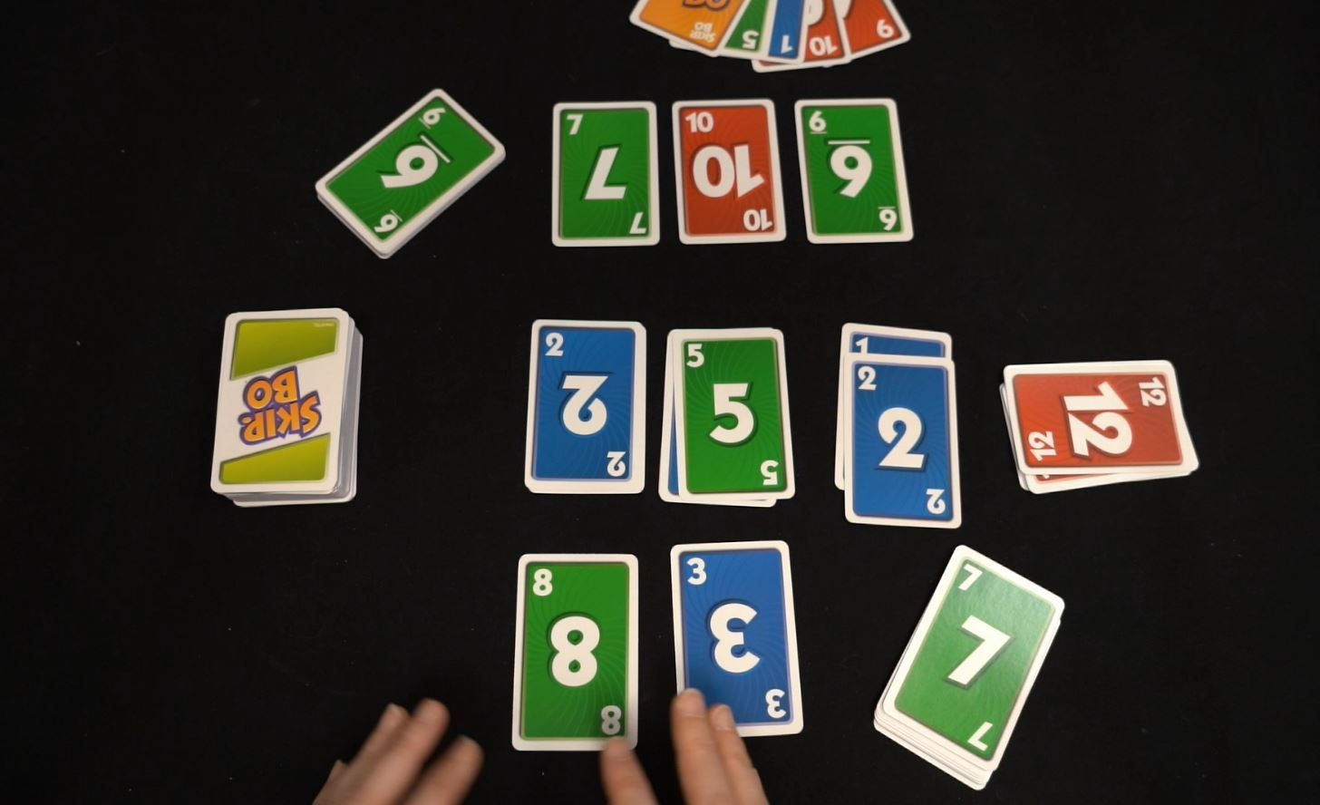 Vue d'ensemble des cartes et de l'installation de Skip-Bo.