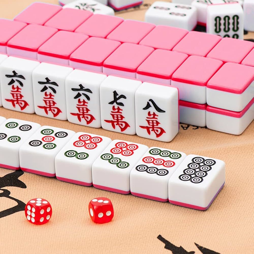 Vue globale des tuiles et du matériel du jeu Mahjong.