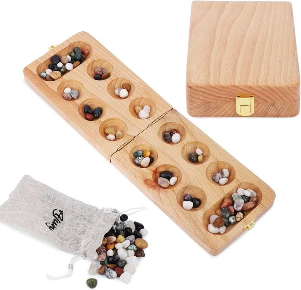 Vue générale du plateau en bois et graines de Mancala.