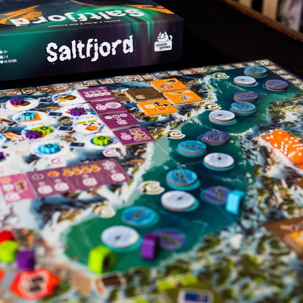 Vue globale du plateau et du matériel de jeu Saltfjord.