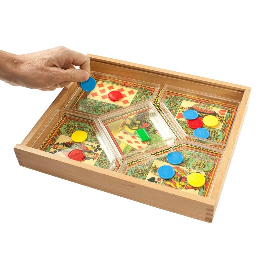 Vue générale du plateau et du matériel du Nain Jaune.