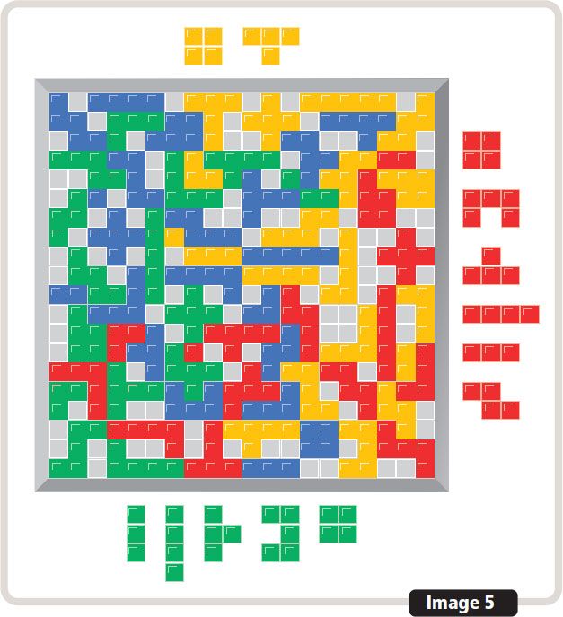 Plateau de jeu et pieces colorees du materiel de Blokus.