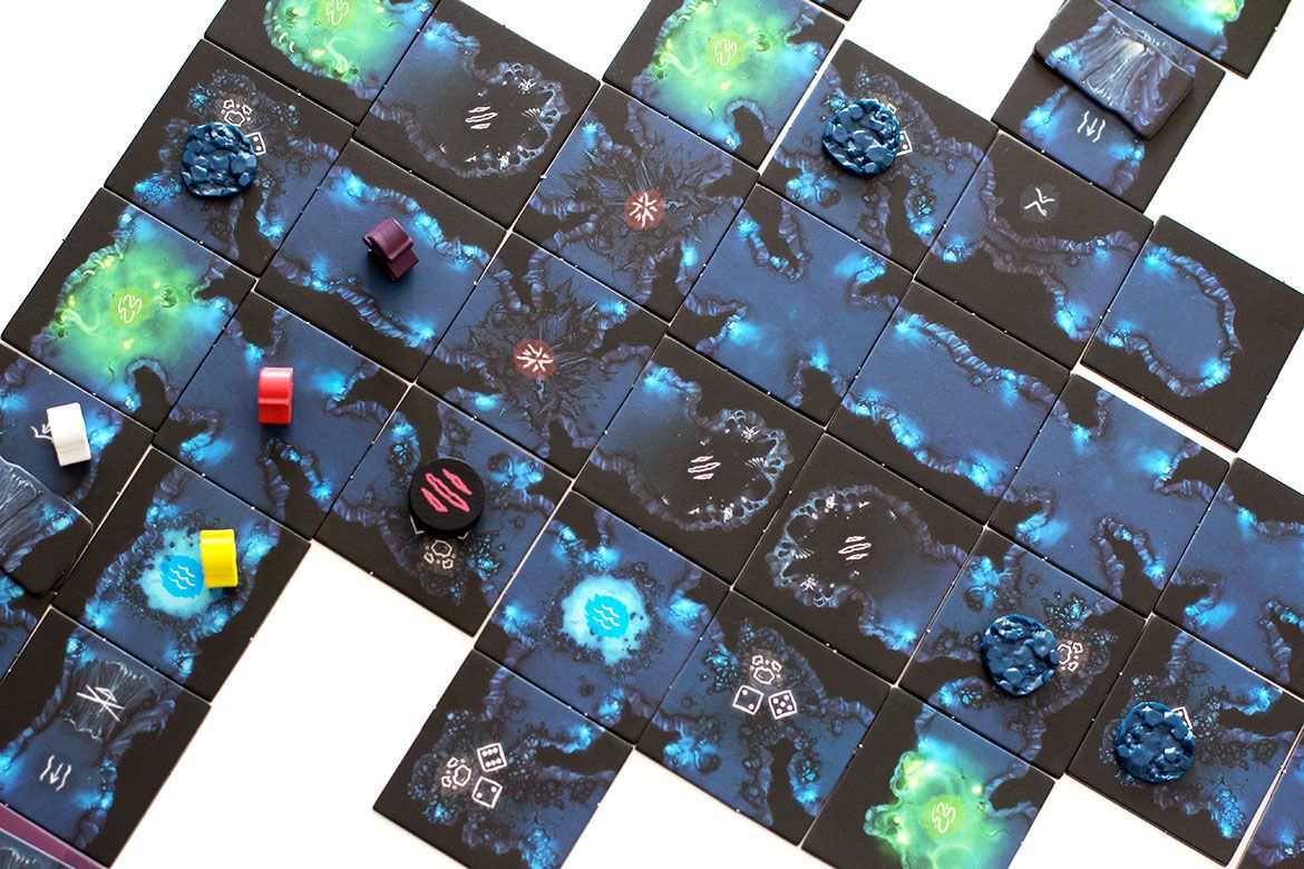 Vue générale du matériel et des tuiles de Sub Terra