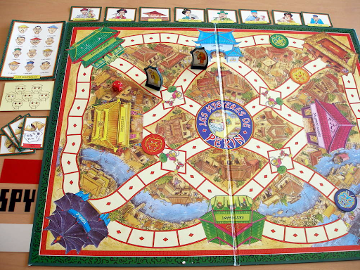 Detail des cartes indices et du celebre filtre rouge