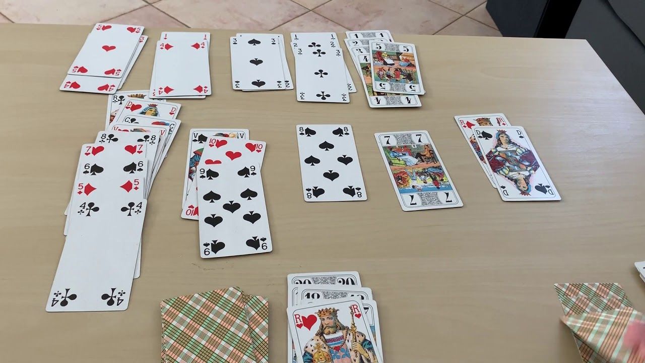 Détail des combinaisons de cartes pendant une partie de crapette.