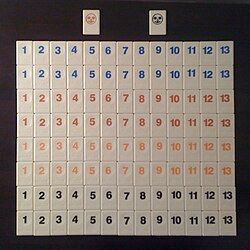 Gros plan sur les tuiles numerotees du jeu Rummikub.