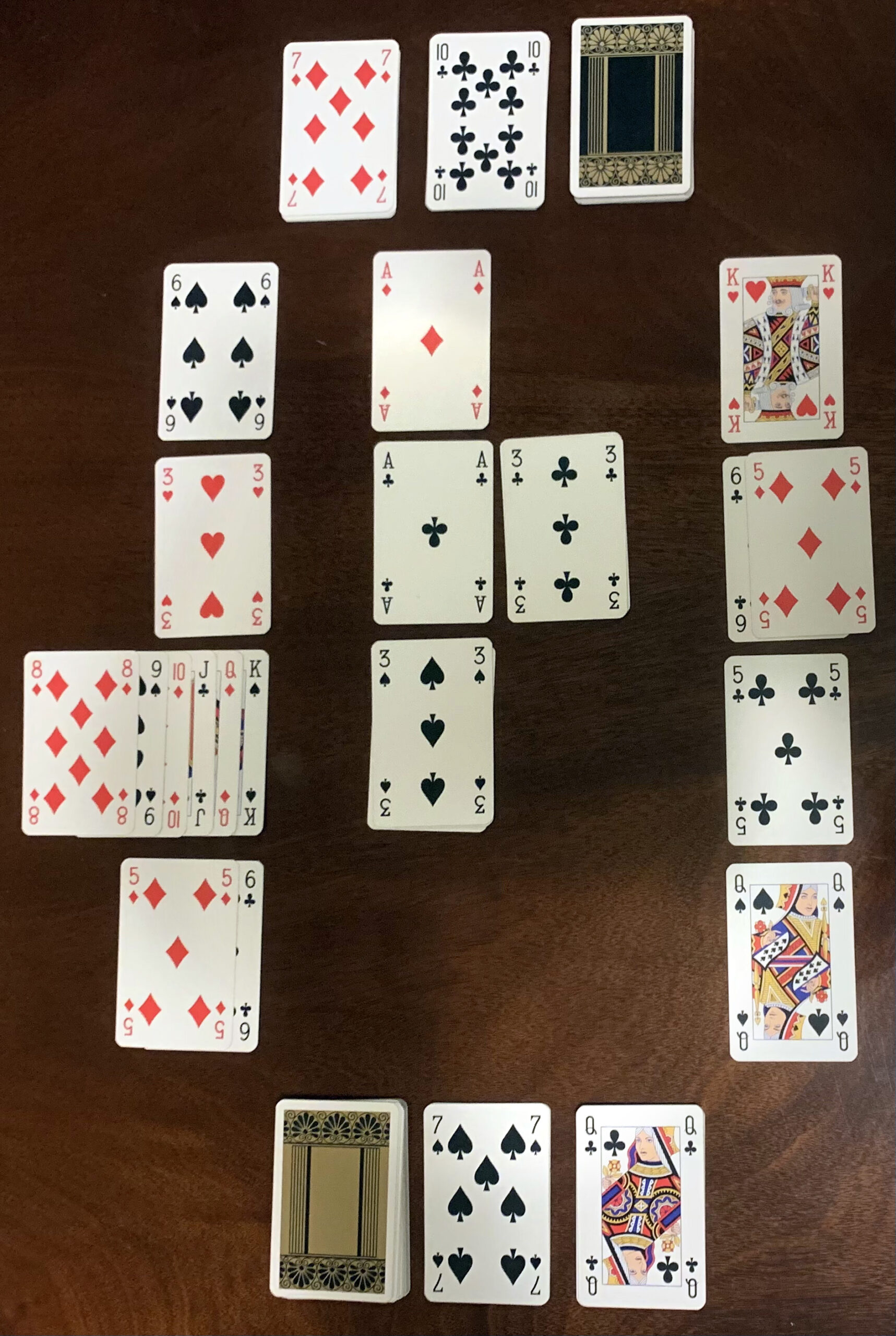 Vue générale du matériel et des cartes de la crapette.