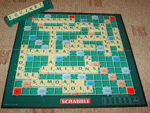 Vue générale du plateau et du matériel de Scrabble.