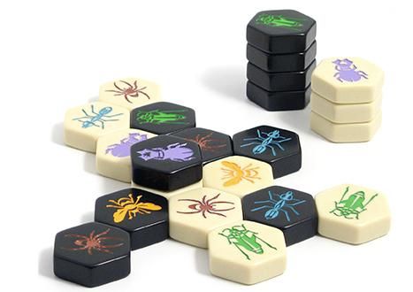 Vue générale des tuiles hexagonales du jeu de société Hive.