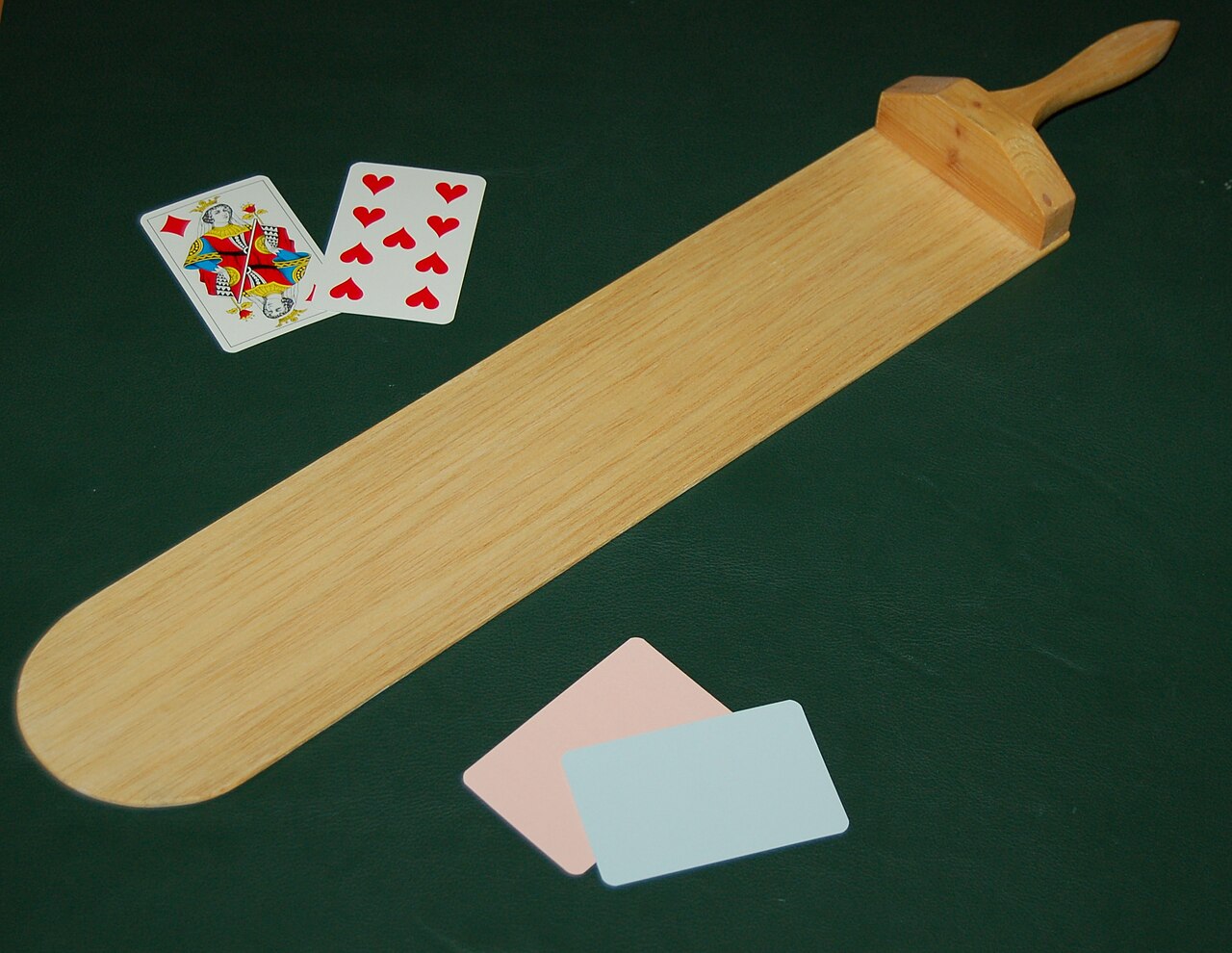 Vue générale du tapis et du matériel du jeu baccara.