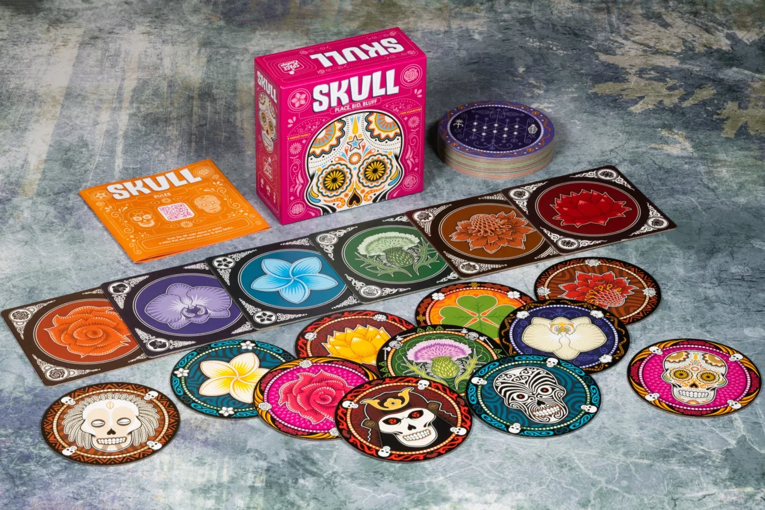 Vue d'ensemble du matériel et des tapis du jeu Skull.