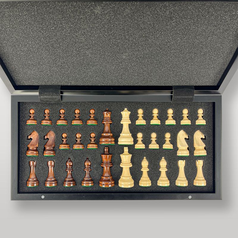 Boite classique du jeu de strategie les echecs en bois.