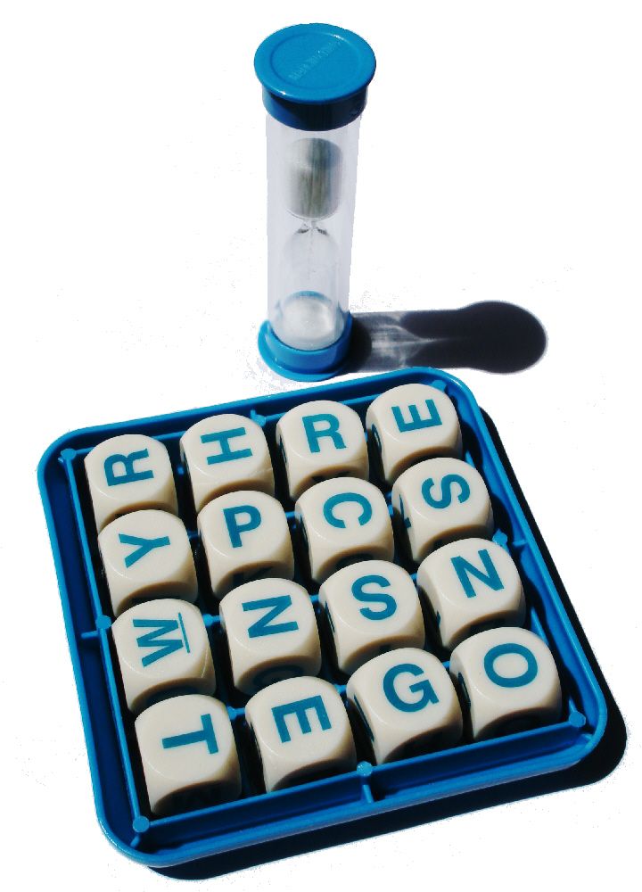 Gros plan sur les des de lettres du jeu Boggle.