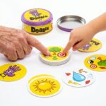 Quel jeu de société offrir à des grands-parents pour jouer avec leurs petits-enfants ?